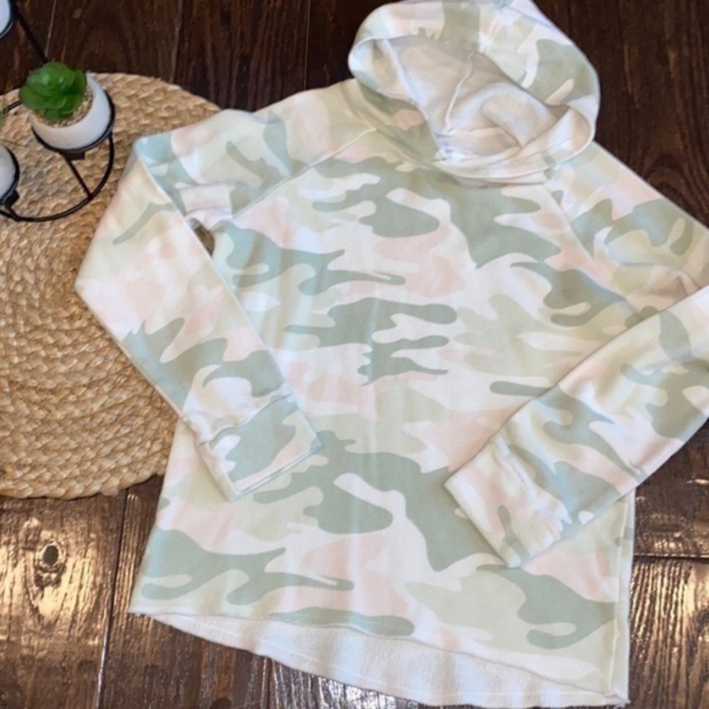 Harper & Elliot green, pink, and cream camo hooded sweatshirt size large
